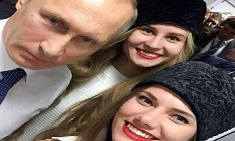 بوتين بسلفى مع ملكة جمال روسيا ولكنه غير سعيد  .. يا ترى إيه السبب!!