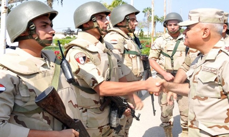 بالصور .. وزير الدفاع يتفقد عناصر الجيش والشرطة بسيناء للوقوف على الحالة الأمنية
