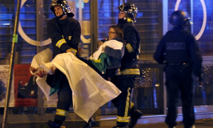 بالفيديو .. قصة سيدة حامل قفزت من نافذة ونجت من هجمات باريس