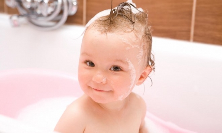 10 فوائد للاستحمام بالماء البارد .. صيف شتا عادى !!