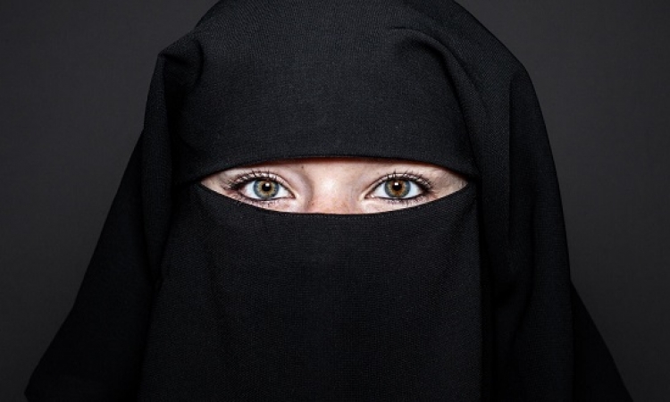 الإفتاء المصرية : الإسلام لا يلزم المرأة بارتداء النقاب