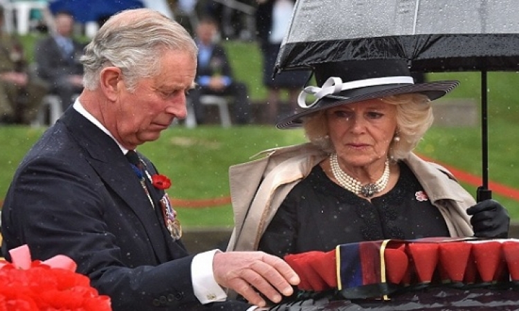 بالصور.. الأمير تشارلز وزوجته تحت الأمطار من أجل ذكرى الحرب فى كانبرا