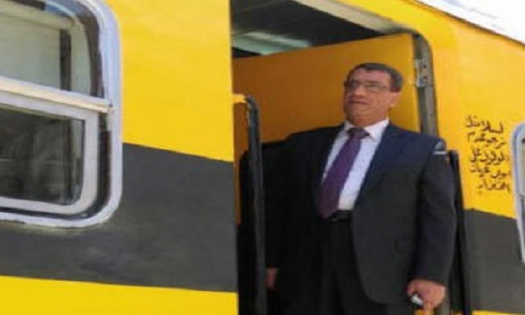 رئيس هيئة السكك الحديدية يتفقد محطة مصر فى جولة مفاجئة