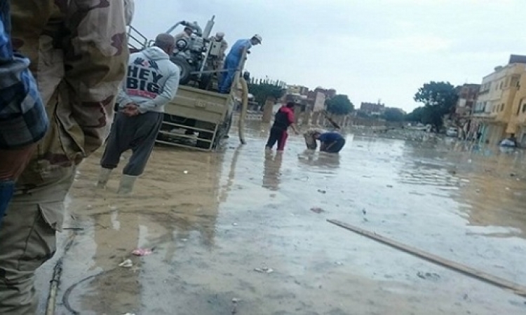 بالصور .. مياه الأمطار تغرق العامرية والجيش يحاول المساعدة