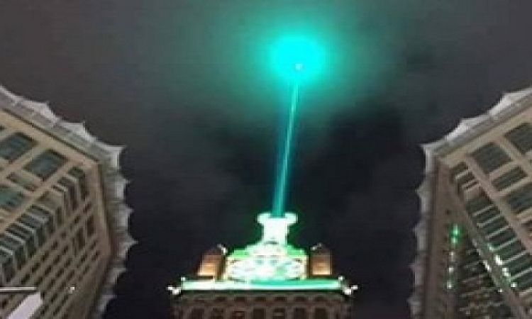 بالصور .. إضاءة برج ساعة الحرم المكى احتفالاً بالمولد النبوى