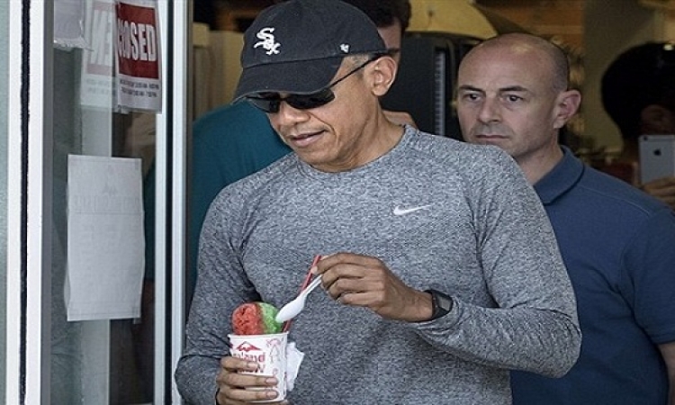 بالصور .. أوباما وابنتيه يتناولون الجيلاتى بالنظارة والشبشب !!