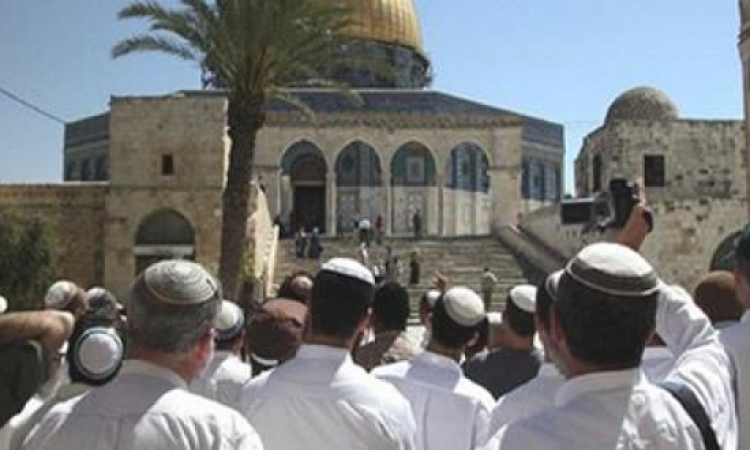 مستوطنين يهود يقتحمون ساحات المسجد الأقصى بحراسة جيش الاحتلال