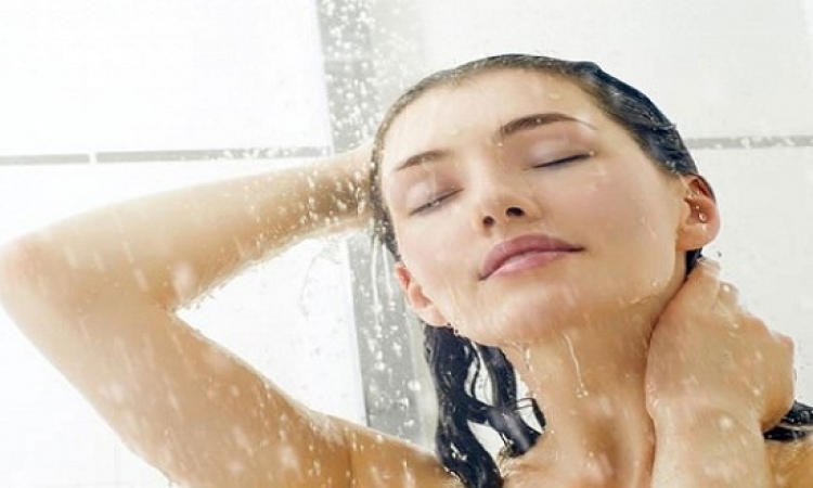 للنساء فقط .. الاستحمام اليومى يُسرع شيخوخة البشرة