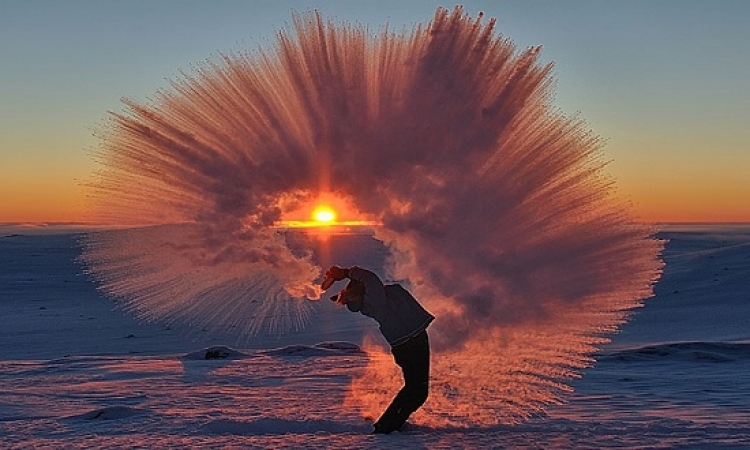 بالصور .. تشكيل مذهل لشاى ساخن فى القطب الجنوبى !!