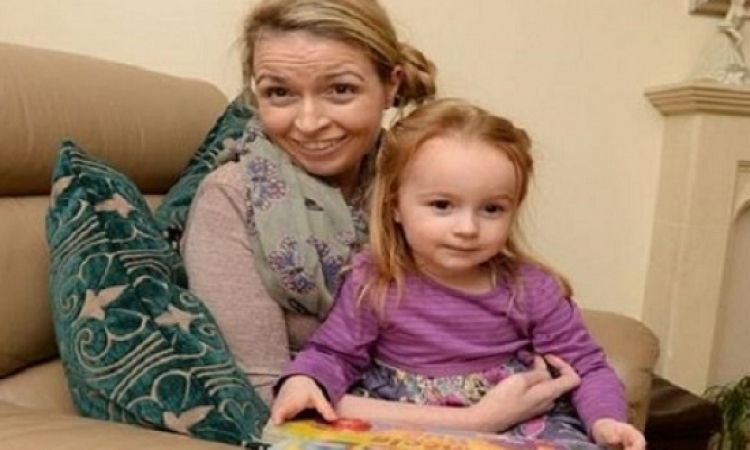 سيدة بريطانية تتعلم المشى والكلام من طفلتها الرضيعة