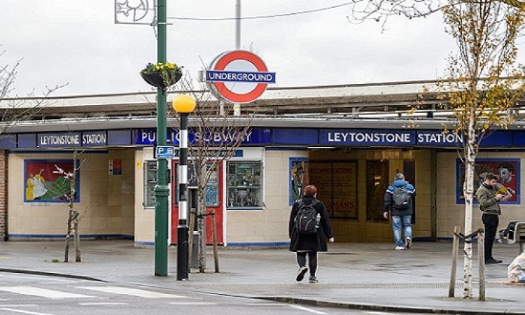 بالفيديو والصور .. حادث طعن 3 اشخاص فى مترو انفاق لندن