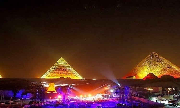 ” مصر تتلألأ ” عند سفح الأهرامات .. ليلة رأس السنة ؟!