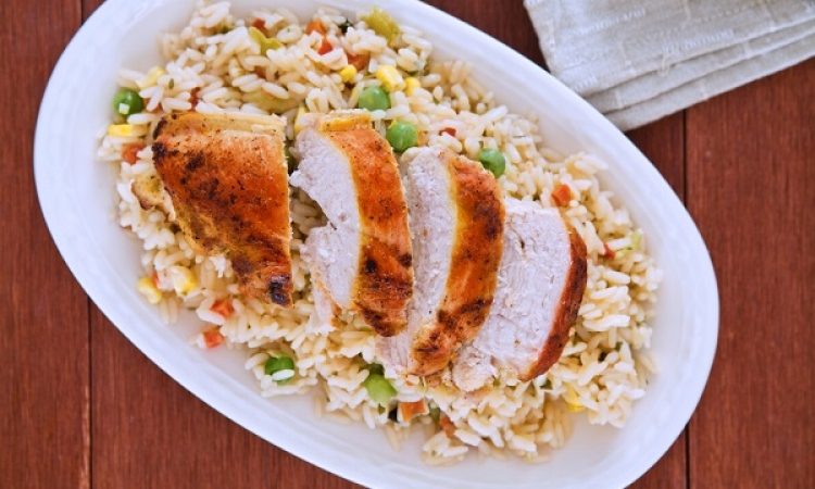 طبق اليوم .. أرز بالدجاج والمكسرات لسفرة مميزة