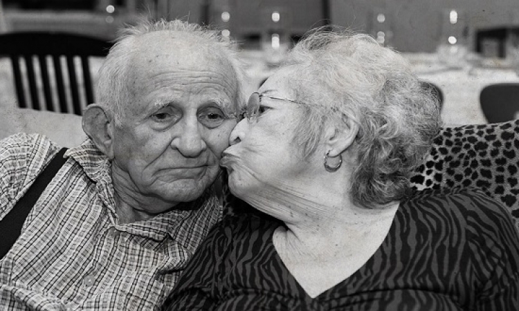 قصة حب رومانسية من داخل دار رعاية المسنين
