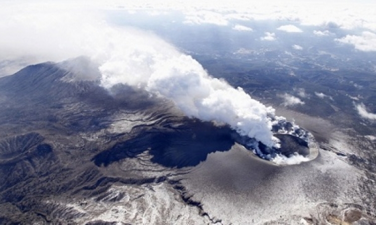 انبعاث الرماد الأسود والأدخنة الكثيفة من بركان “فويجو” فى جواتيمالا