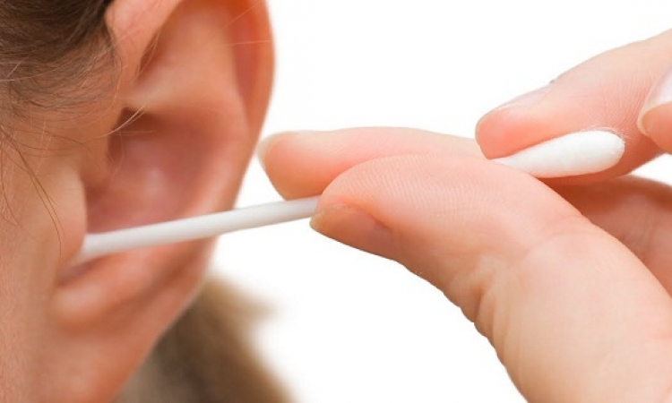 تعرف على كيفية علاج انسداد الأذن وتنظيفها بطريقة صحيحة