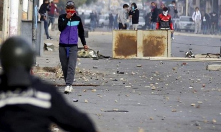 المشهد التونسى .. احتجاجات ونهب وحظر تجول