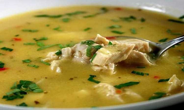 حساء الدجاج يقى من عدة أعراض مرضية يتسبب بها البرد