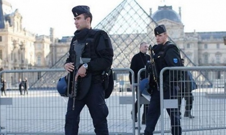 خمس مدارس بباريس تتلقى تحذيرات هاتفية من وجود قنابل
