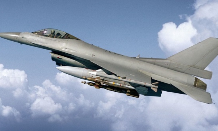 بالفيديو .. سقوط طائرة F- 16 اثناء طلعة تدريبية واستشهاد طياريها