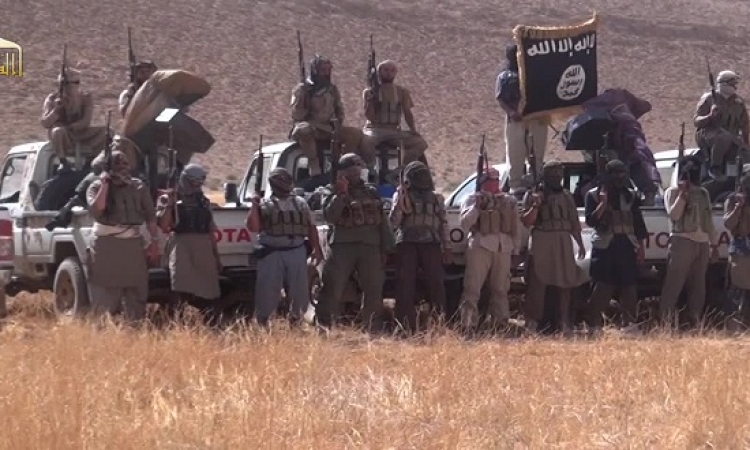 داعش يقتل العشرات ويخطف 400 مدنى فى دير الزور