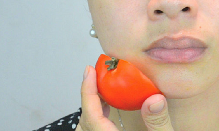 قناع الطماطم على الوجه لتغذيته وحمايته من التجاعيد
