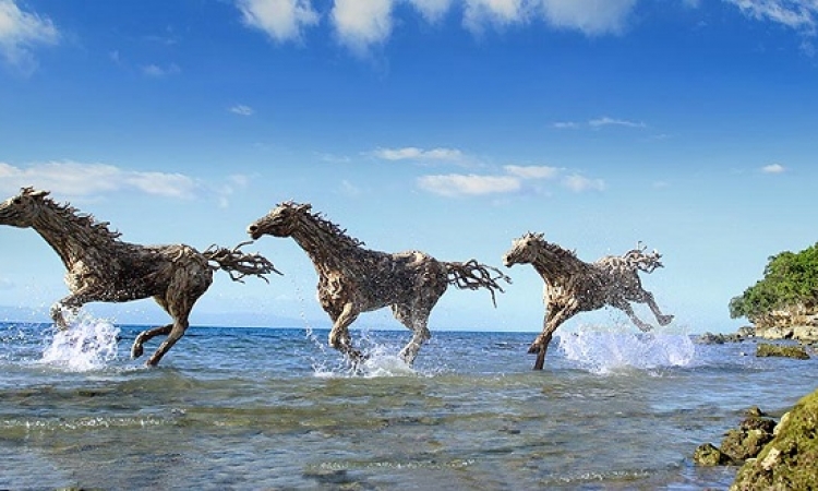 بالصور .. فنان بريطانى يحول الأشجار لحيوانات حية !!