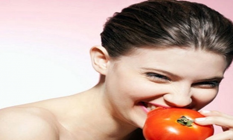 3 وصفات طبيعية بعصير الطماطم للعناية بالشعر