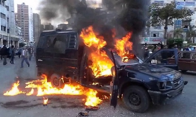 مجهولون يشعلون النار فى سيارة شرطة بالإسكندرية