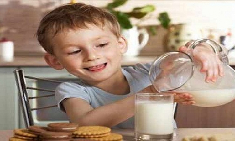لطفلك.. الحليب والرياضة يرفعان مستوى فيتامين د