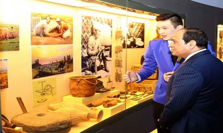 بالصور .. الرئيس السيسى يزور متحف كازاخستان الوطنى