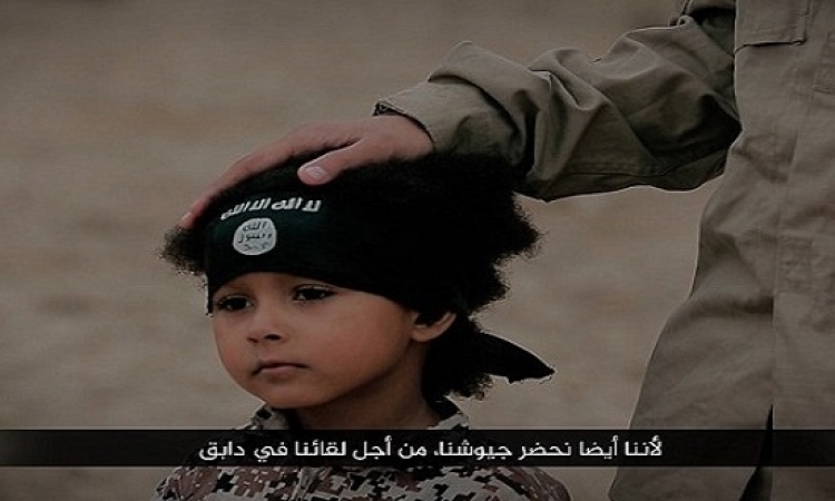 بالفيديو والصور .. داعش ينشر تسجيلاً صادماً لطفل يقتل 4 رجال