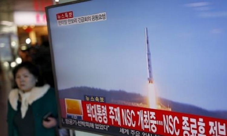 كوريا الشمالية تتحدى العالم وتطلق صاروخاً بعيد المدى