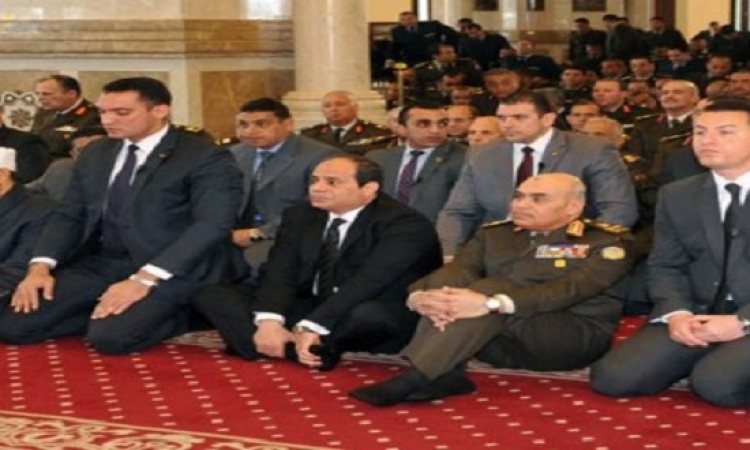 الرئيس السيسى يؤدى صلاة عيد الفطر بمسجد محمد كريم بالإسكندرية
