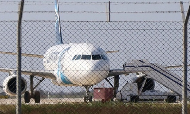 انتهاء عملية اختطاف الطائرة المصرية باطلاق سراح جميع الركاب واعتقال الخاطف