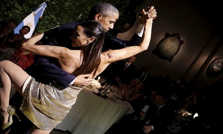 بالصور .. اوباما يرقص تانجو مع حسناء .. فينك يا ميشيل ؟!