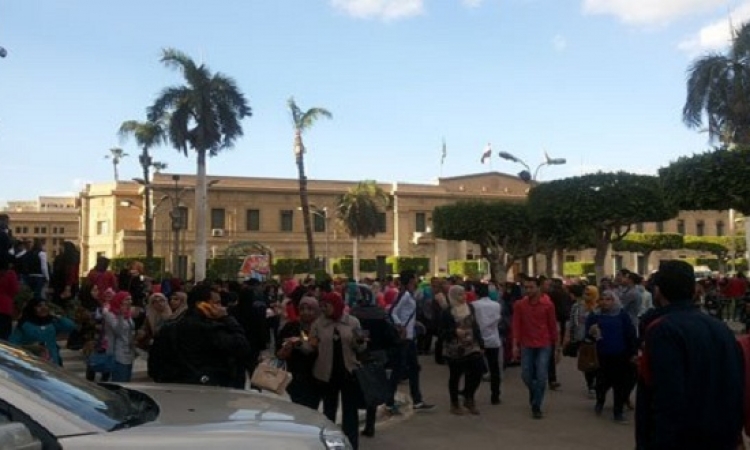 حالات إغماء بين طلاب جامعة القاهرة لدخول حفل هانى شاكر