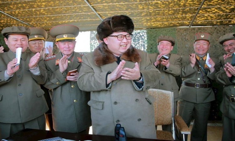 زعيم كوريا الشمالية يشرف على تجربة “سترعب الأعداء” !!