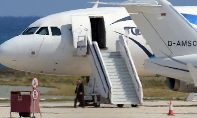 قبرص تمدد اعتقال مختطف الطائرة المصرية ثمانية أيام