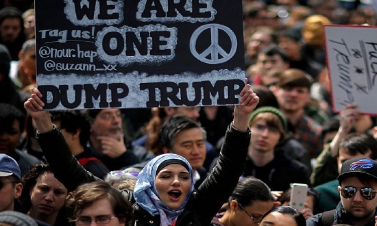 تظاهر المئات ضد ترامب فى نيويورك وأريزونا