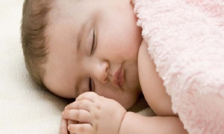 لماذا يشكّل نوم طفلك على بطنه خطراً على حياته ؟