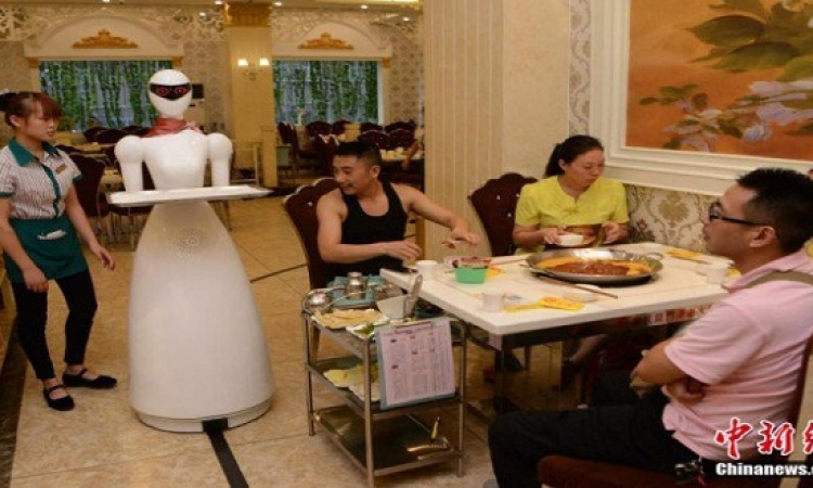 بالصور .. روبوت ذكى يعمل كنادلة فى الصين !!