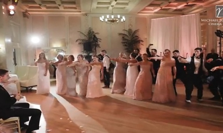 بالفيديو .. عروس وصديقاتها يشعلن حفل زفاف برقصة جماعية