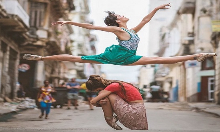 بالصور .. فى كوبا بيرقصوا بالية فى الشارع .. بلد فنون صحيح !!