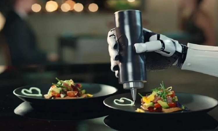 بشرى للسيدات .. روبوت يقوم بجميع أعمال المطبخ