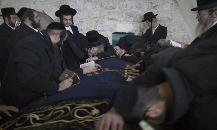 اعتقال وإصابة فلسطينيين خلال اقتحام مستوطنين قبر يوسف
