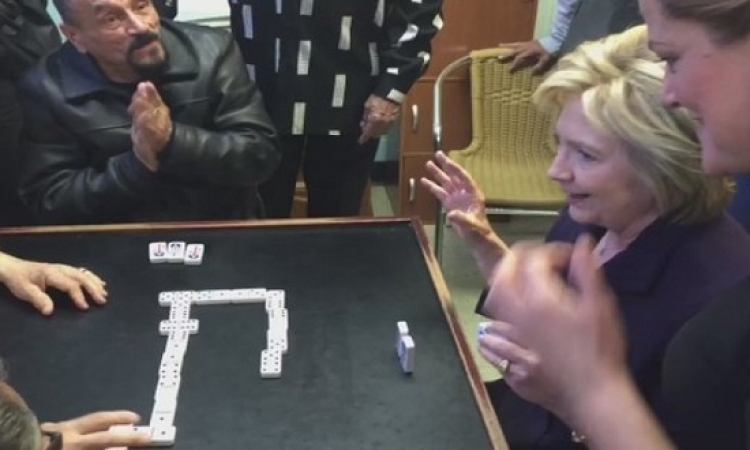 بالفيديو.. هيلارى كلينتون تلعب “الدومينو” على الطريقة المصرية
