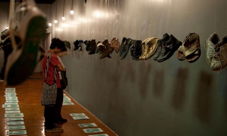 معرض الأحذية المعلقة بالمكسيك للتذكير بالمفقودين