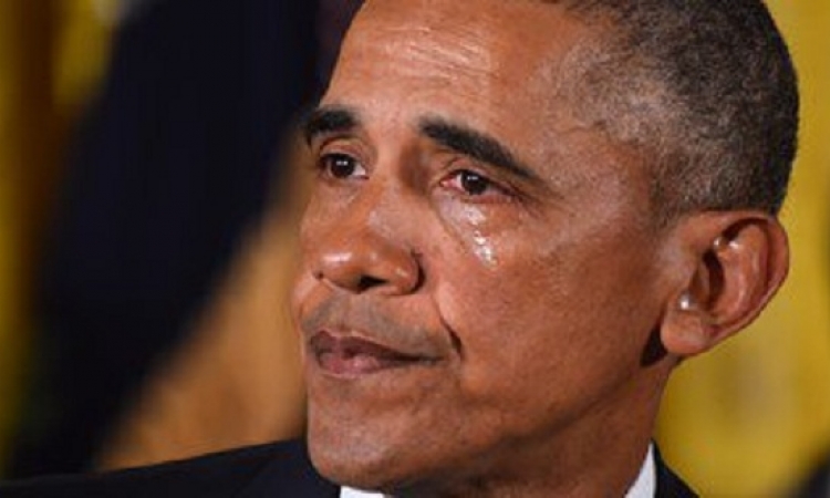 بالفيديو .. أوباما يسقط الميكروفون باكيا فى العشاء الأخير : Obama out