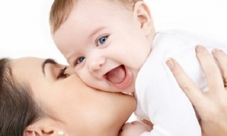 صوت الأم يعمل على تنشيط مراكز مختلفة فى مخ الطفل